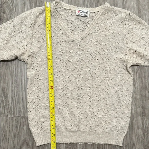Vintage D’Allaird’s Made In Canada Cream V-Neck Short Sleeve Sweater - Picture 9 of 10